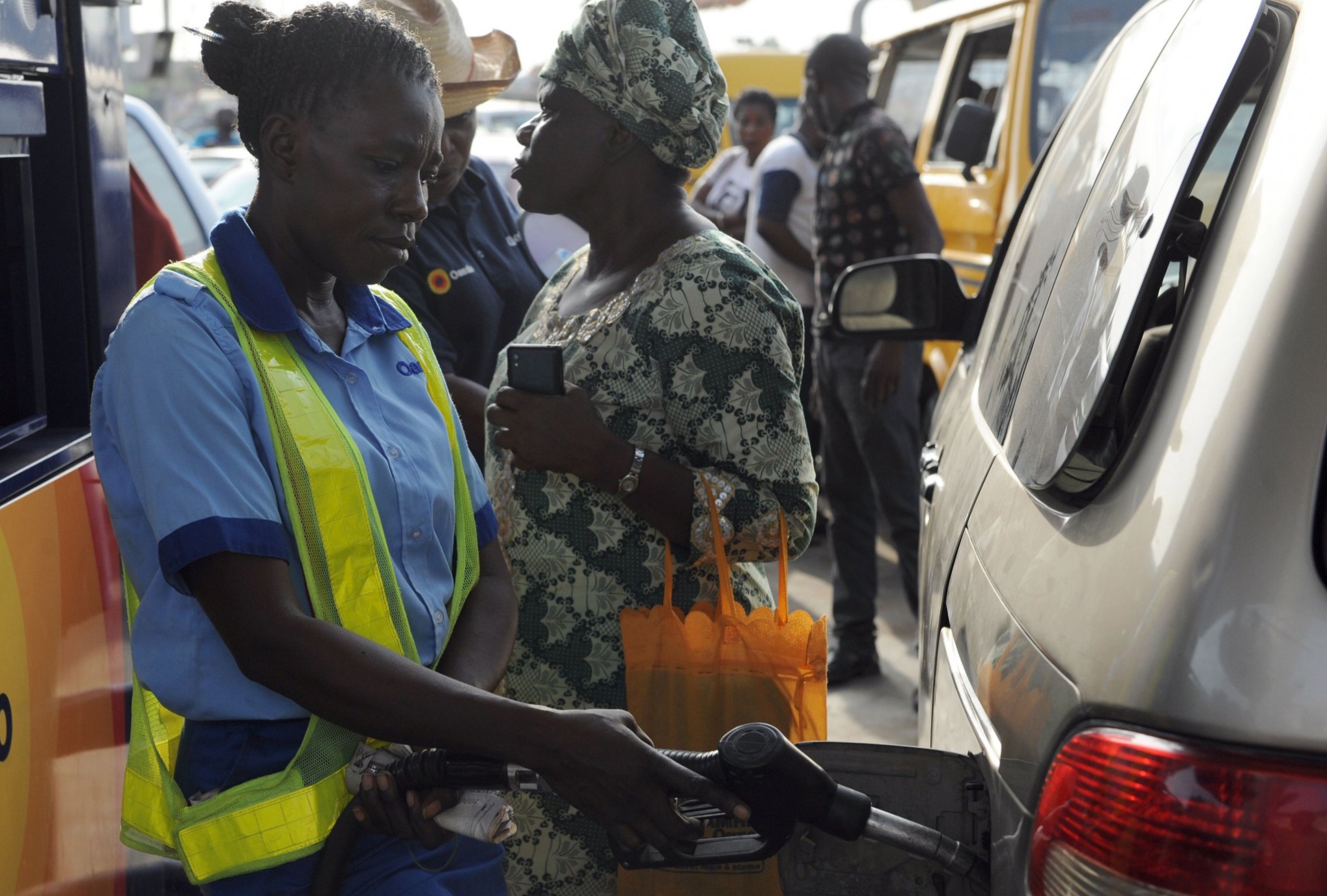 Dangote Refinery Cuts Petrol Price to N825 Per Litre